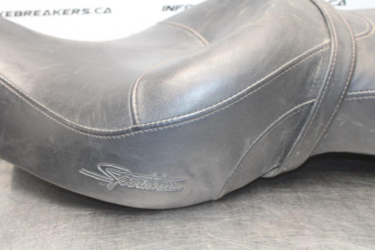 08 HARLEY-DAVIDSON SPORTSTER 1200 FRONT REAR SEAT SADDLE BB794