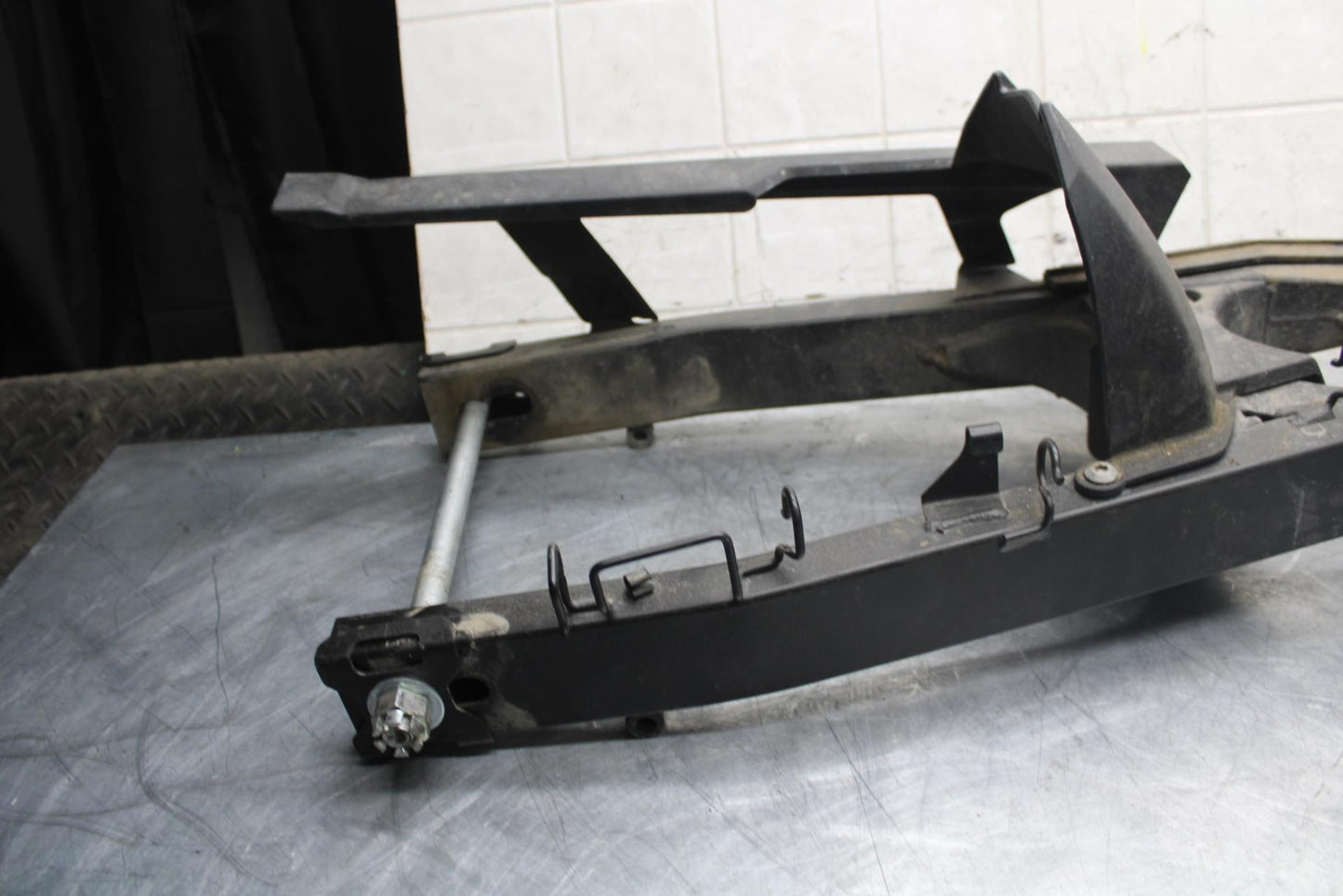 2013 Kawasaki Ninja 300 EX300B ABS REAR SWINGARM BACK SUSPENSION SWING ARM BB518