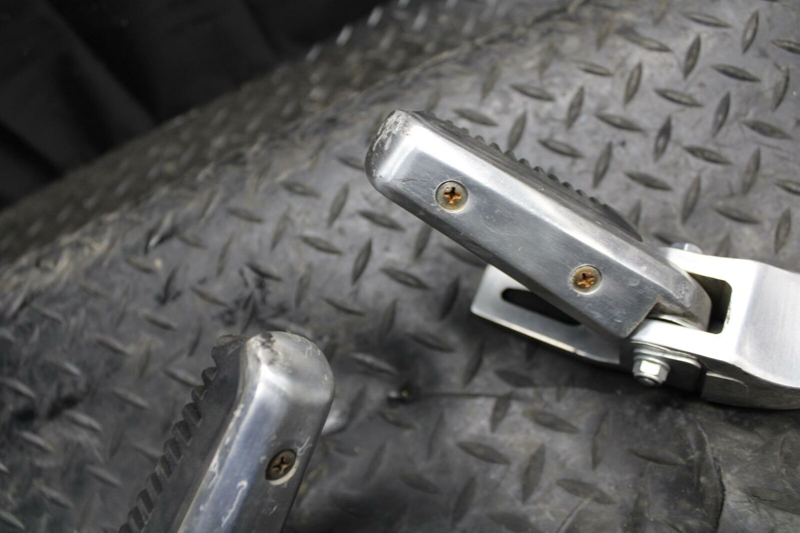 86 SUZUKI GS750ES REAR BACK PASSENGER PEG SET PAIR BB233