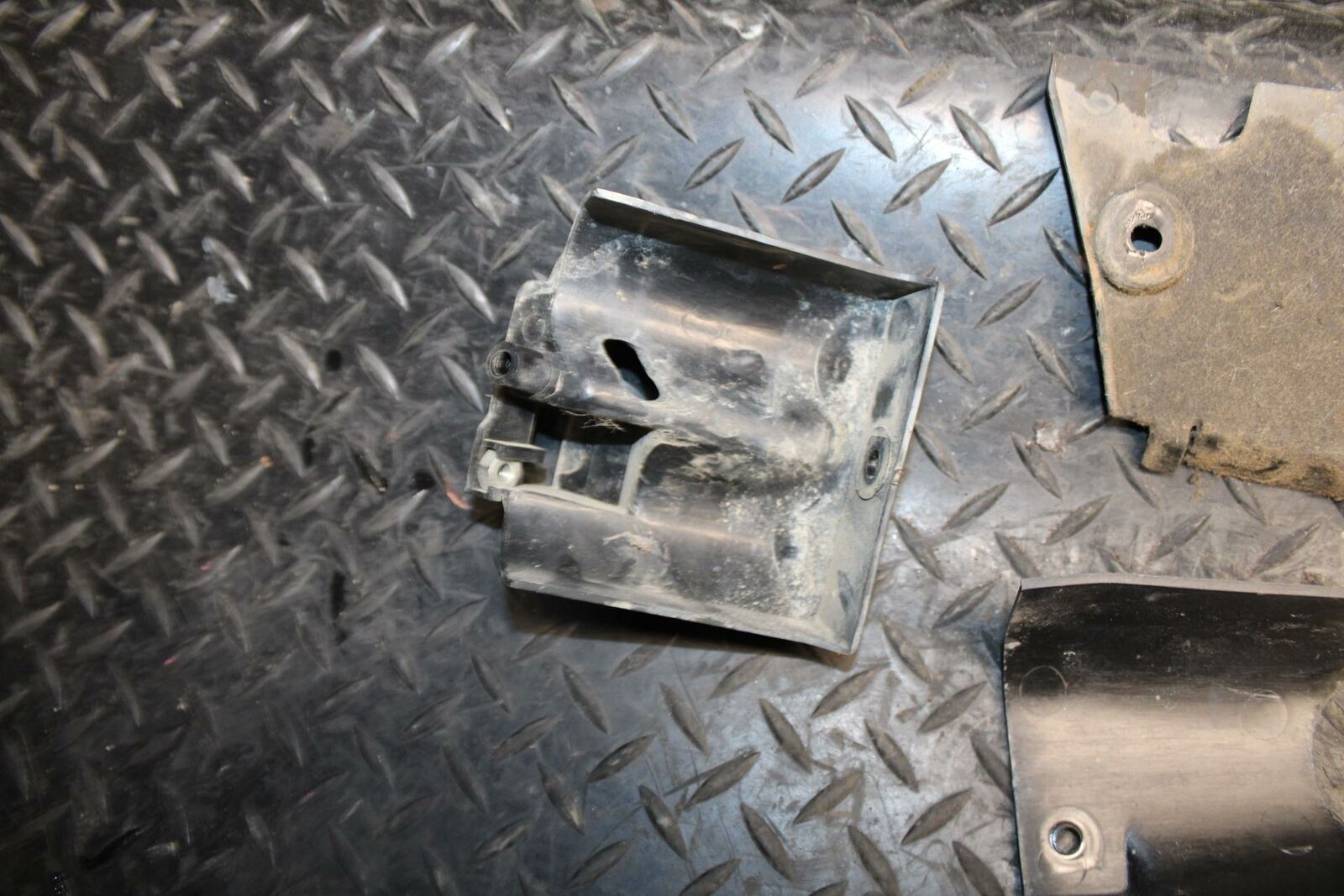 84-85 YAMAHA VIRAGO 1000 COIL COVER GURD SHIELD LEFTOVER  BB173