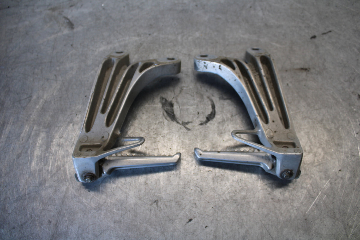 03-04 HONDA CBR600RR REAR BACK PASSENGER PEG SET PAIR BB661