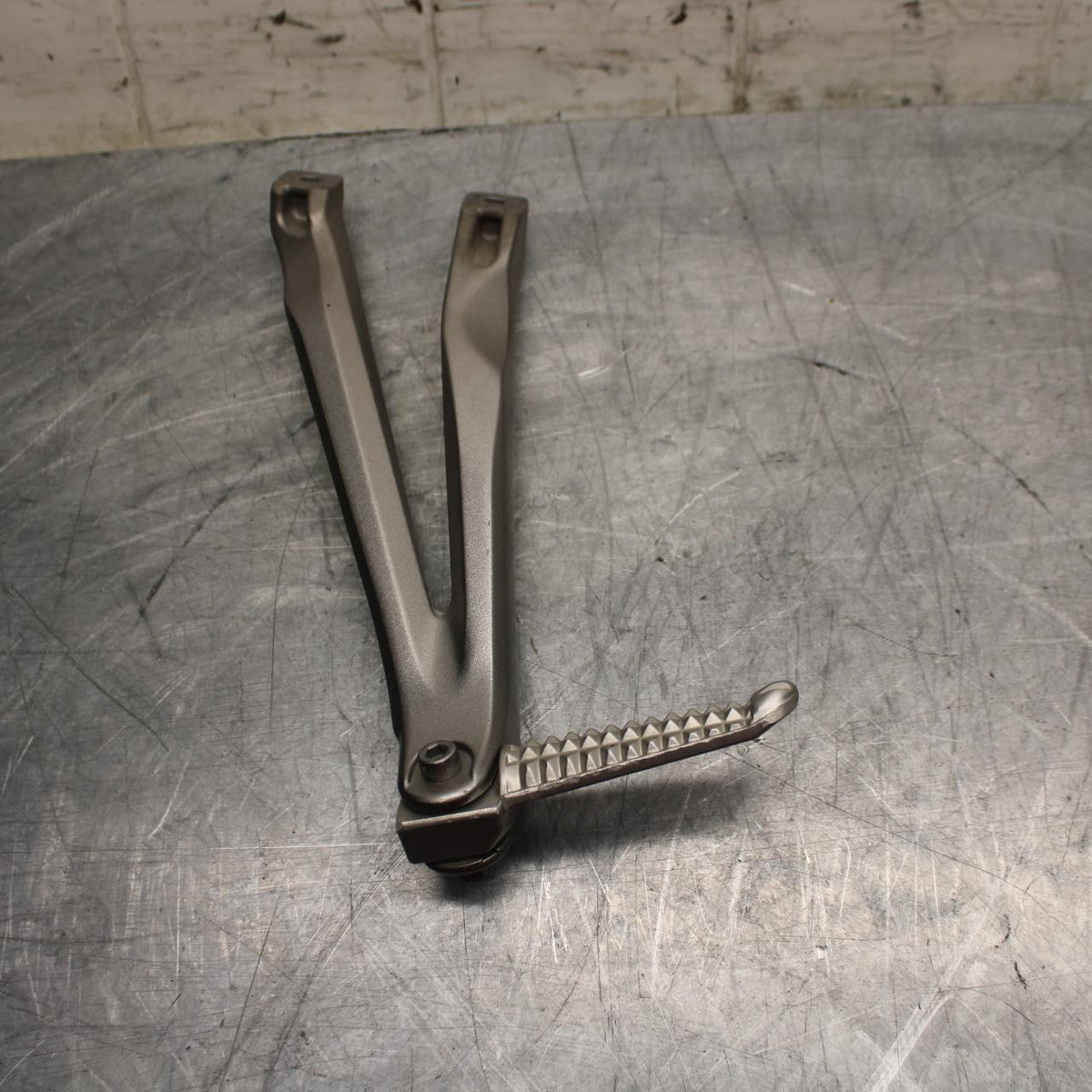 07-08 YAMAHA YZF R1 LEFT REAR BACK PASSENGER PEG 5JJ-27431-10-00 BB483