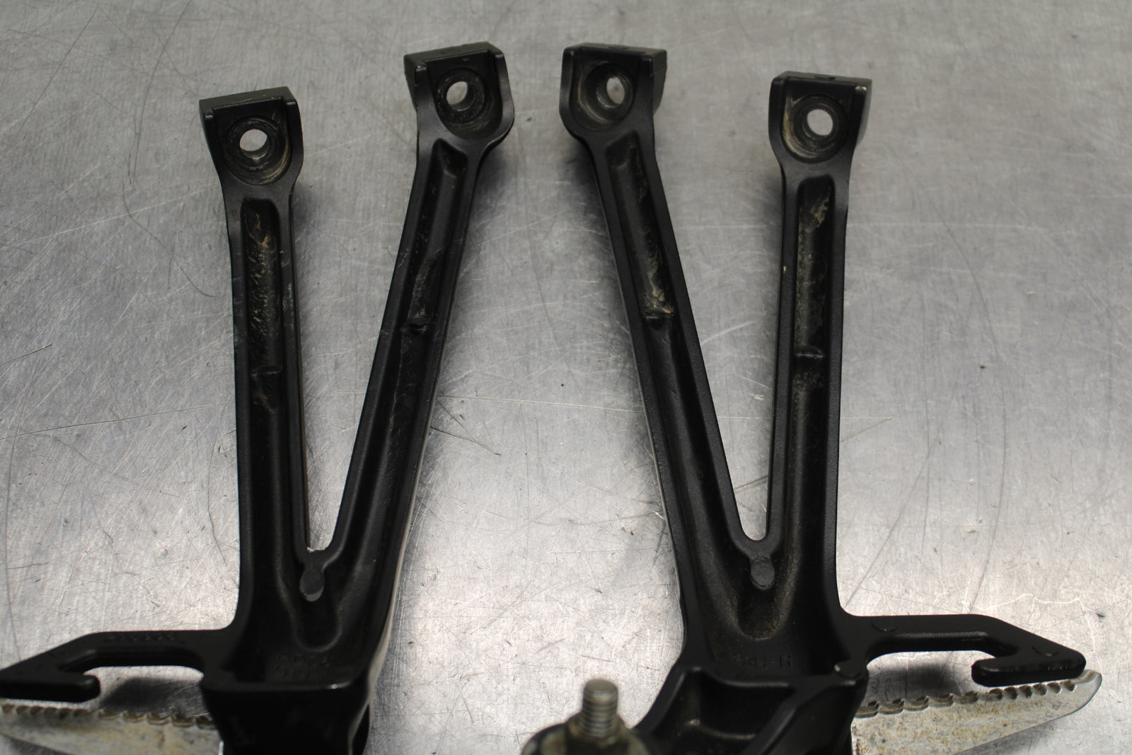 09 SUZUKI GSXR600 REAR BACK PASSENGER PEG SET PAIR BB759