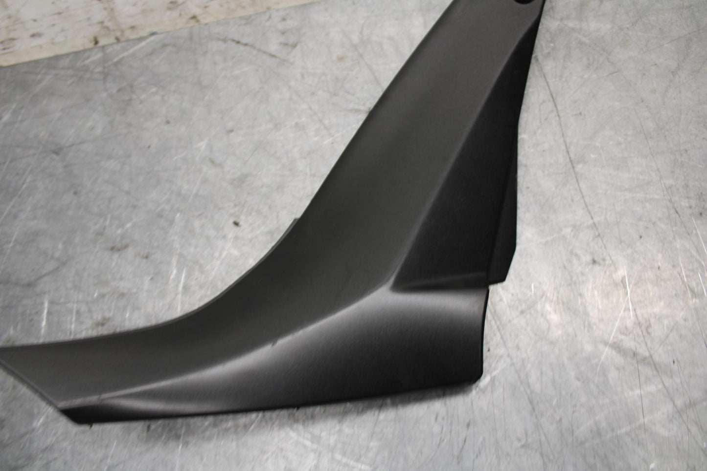 2008 Kawasaki Ninja ZX10R  RIGHT FRONT SIDE SEAT SADDLE PANEL TRIM COWL BB524