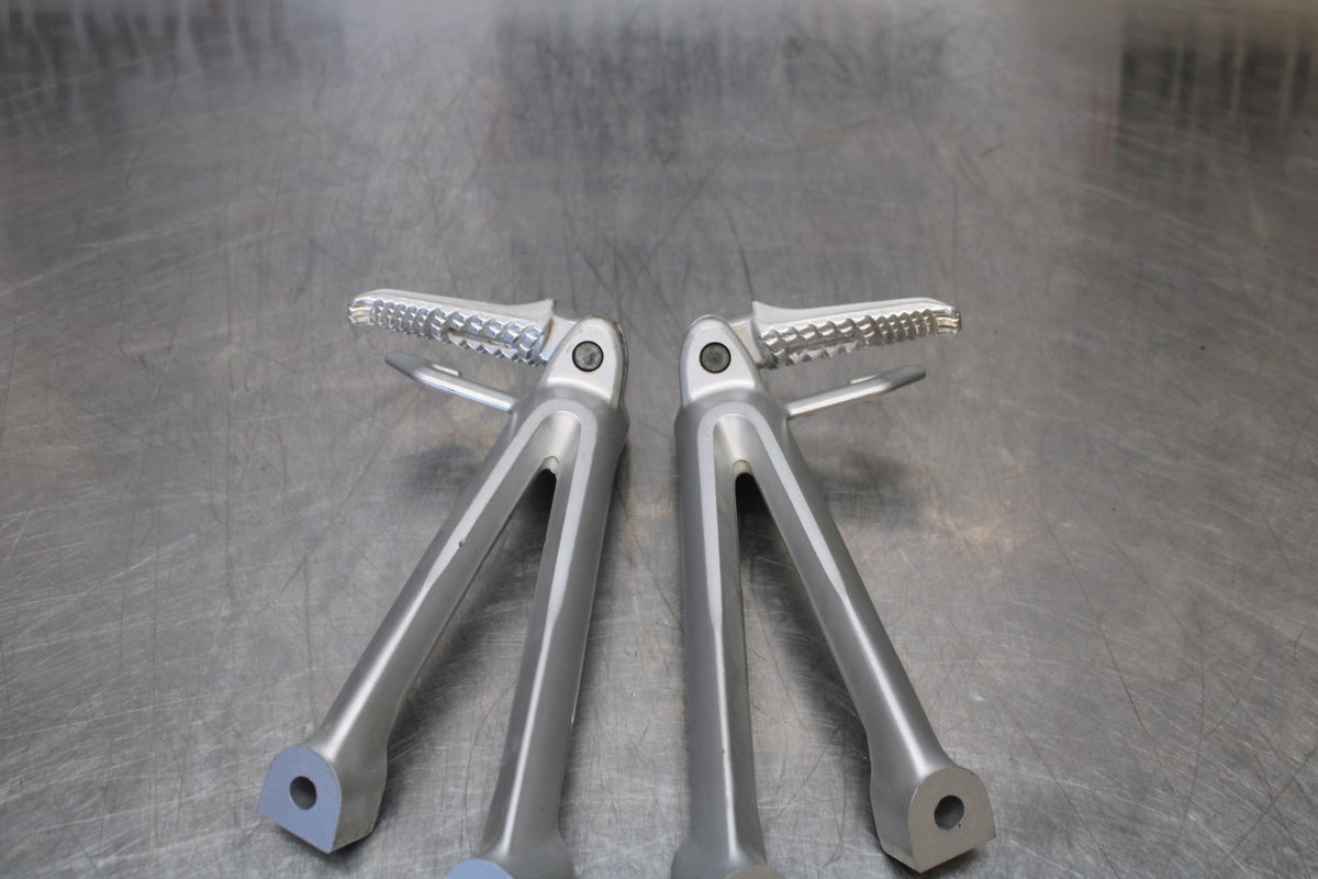 06-07 SUZUKI GSXR 600 REAR BACK PASSENGER PEG SET PAIR BB170