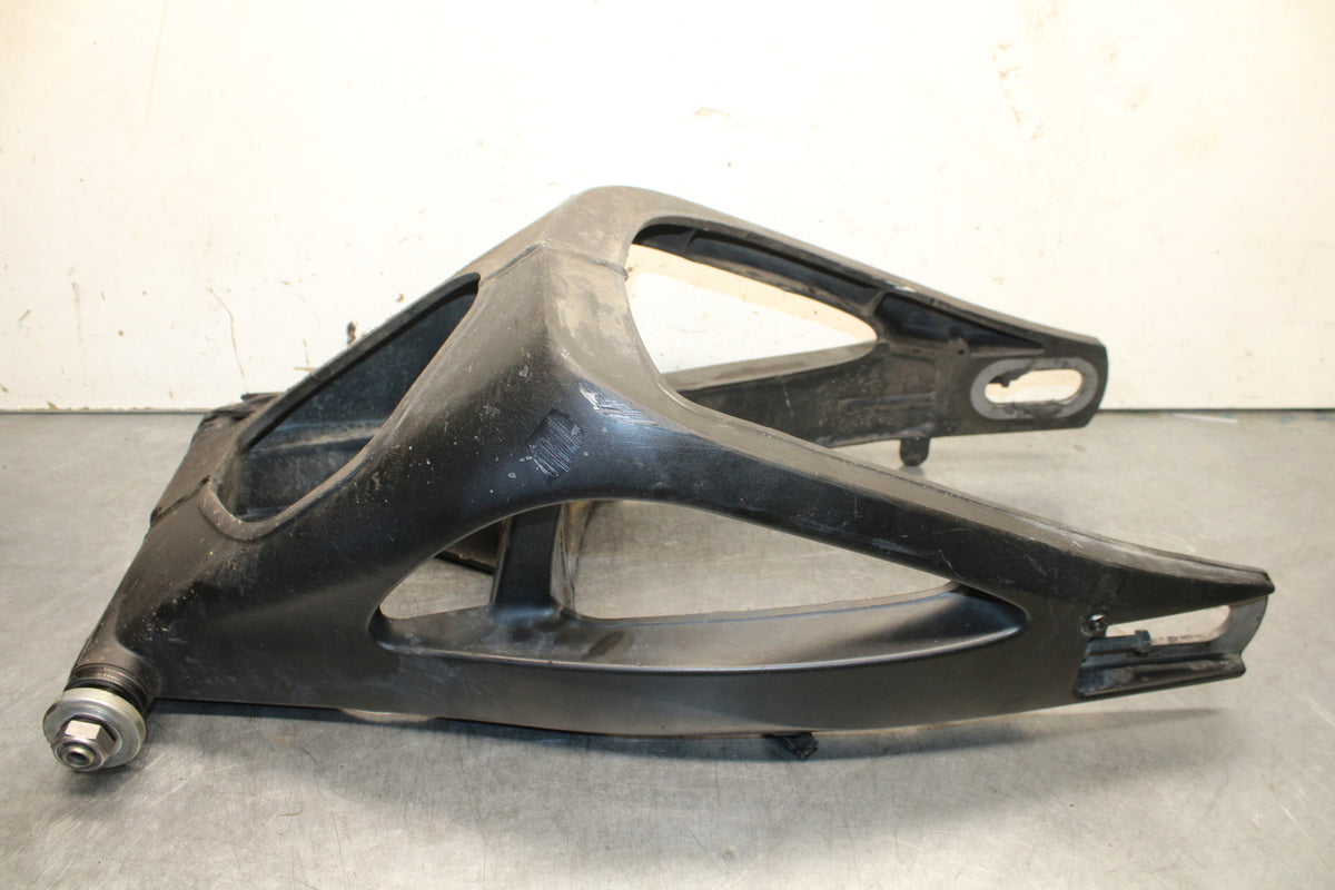 04-06 YAMAHA YZF R1 REAR SWINGARM BACK SWING ARM 5VY-22110-10-P0 BB659