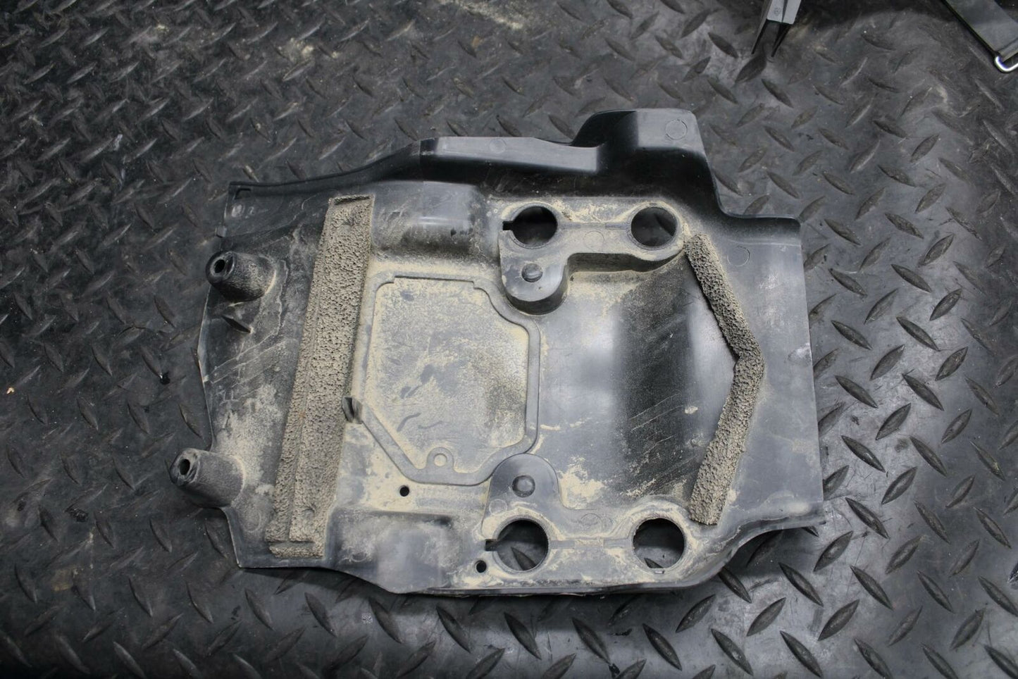 09-14 YAMAHA YZF R1 REAR BACK TAIL UNDERTAIL BATTERY TRAY PLASTIC BB196