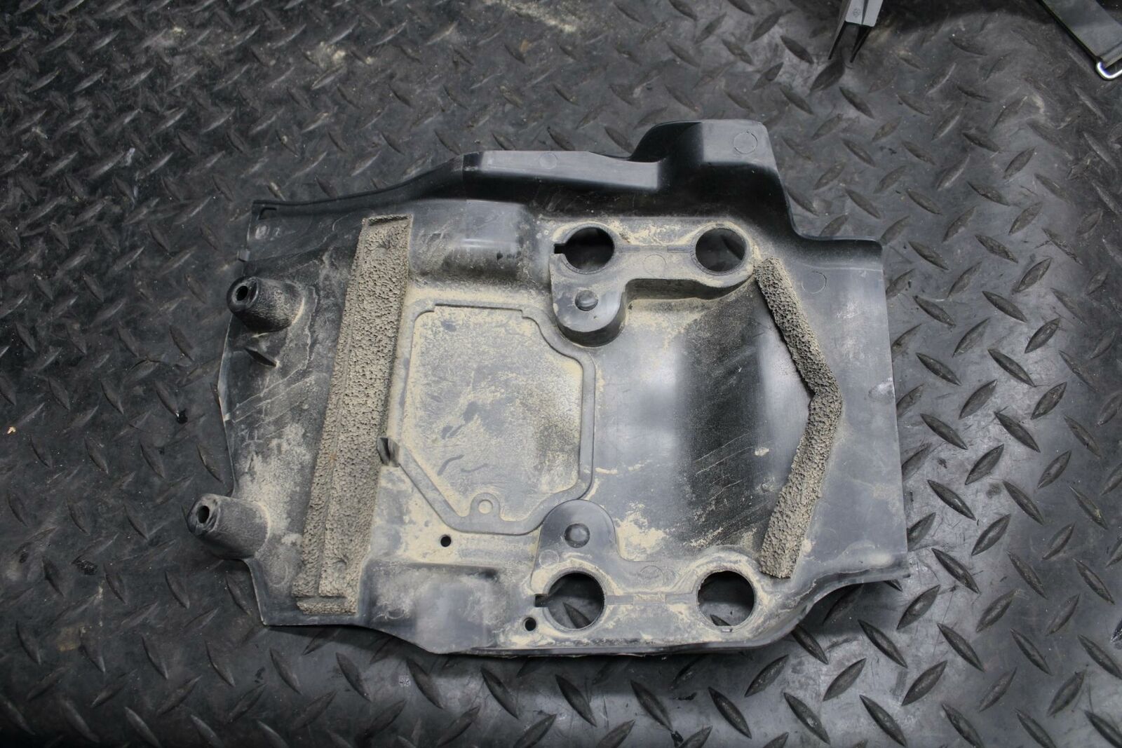 09-14 YAMAHA YZF R1 REAR BACK TAIL UNDERTAIL BATTERY TRAY PLASTIC BB196
