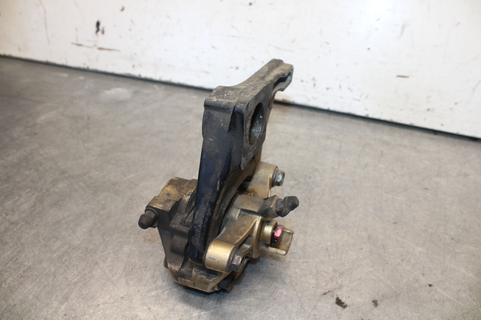 04-05 SUZUKI GSXR600 REAR BACK BRAKE CALIPER W MOUNT BRACKET BB658