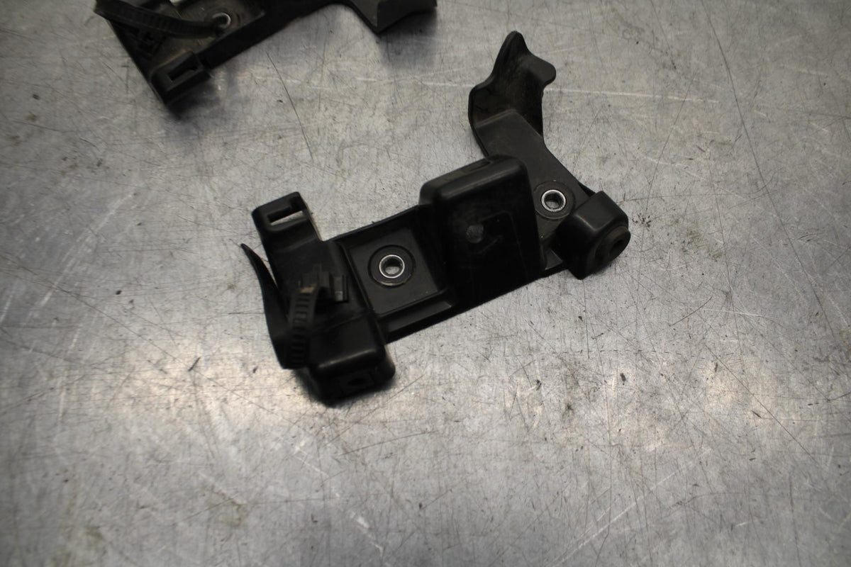07 YAMAHA YZF R6 2c0  SIDE FAIRING BRACKET BB75