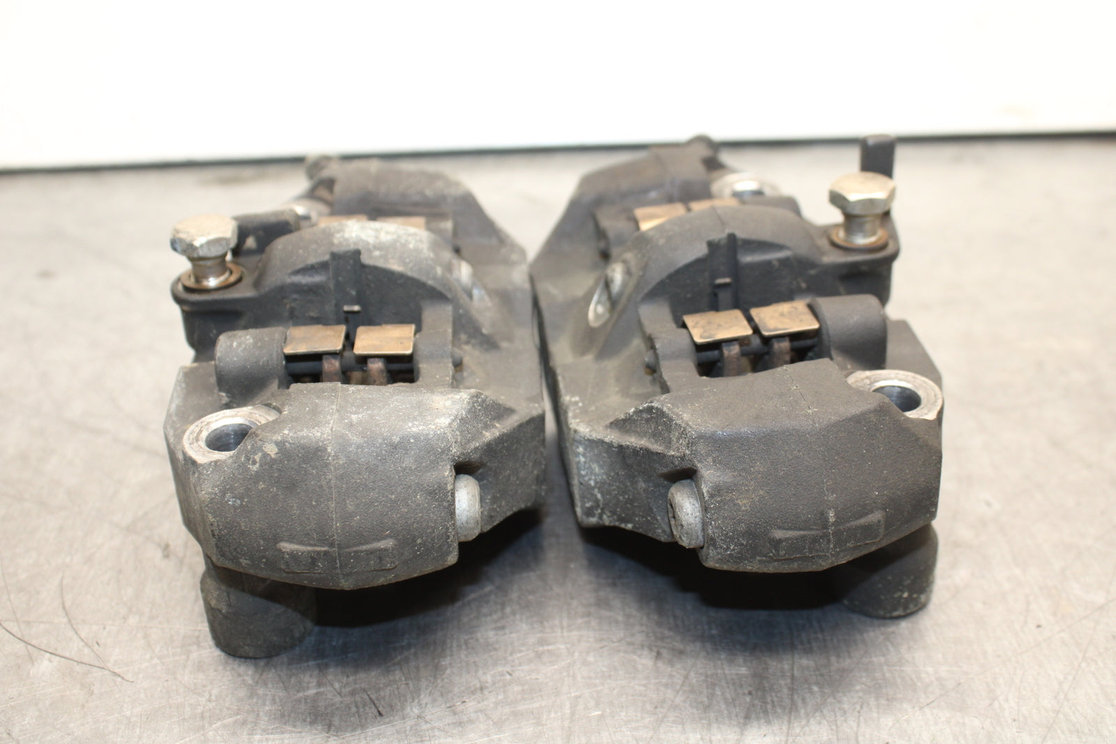 06-07 SUZUKI GSXR 600 RIGHT LEFT FRONT BRAKE CALIPER SET PAIR CALIPERS BB737
