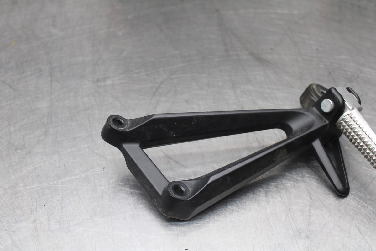 23 YAMAHA YZF R3 RIGHT REAR BACK PASSENGER PEG BB806