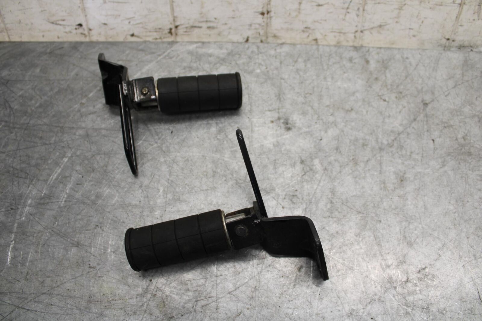 2007 Suzuki Boulevard M50 REAR PASSENGER PEG BB537