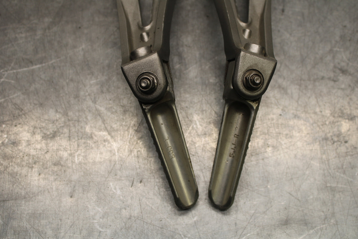 07-08 YAMAHA YZF R1 REAR BACK PASSENGER PEG SET PAIR BB724