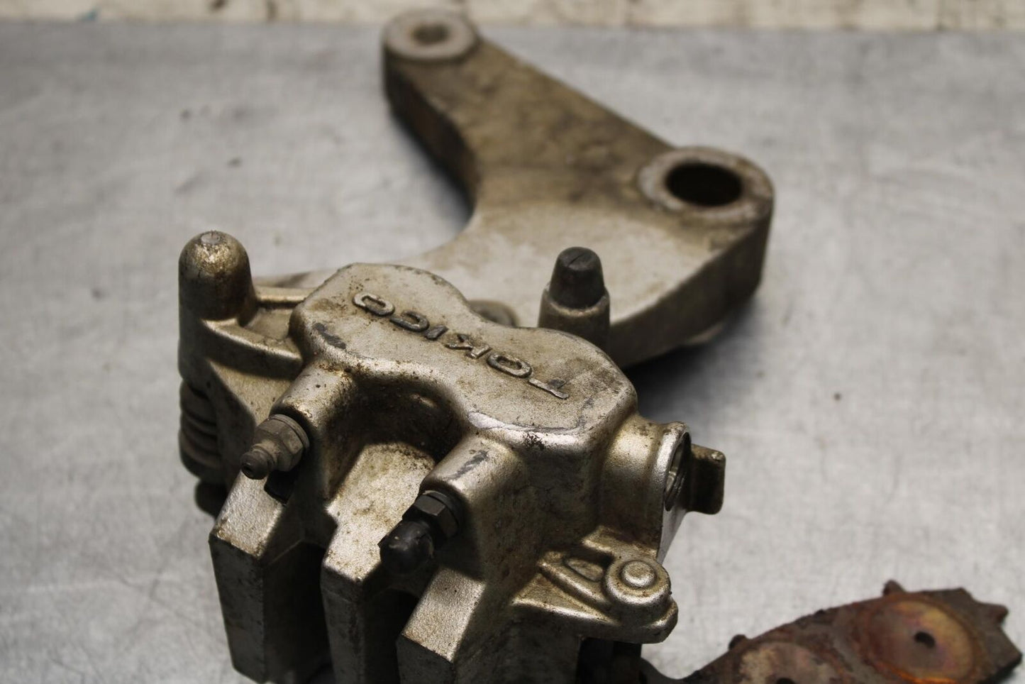 2005 Kawasaki Vulcan 1500 VN1500N Classic REAR BACK BRAKE CALIPER W MOUNT BB576