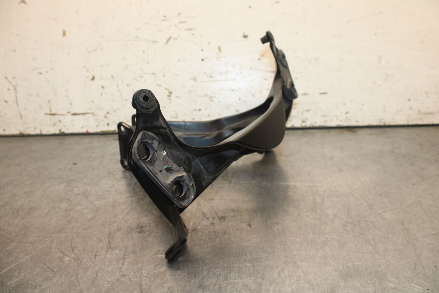 06-07 SUZUKI GSXR750 OEM UPPER FAIRING MIRROR GAUGES STAY BRACKET BB110