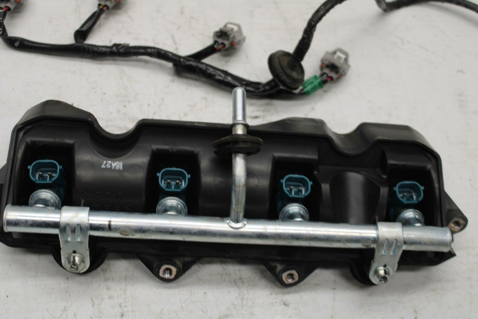 08-17 YAMAHA YZF R6 SECONDARY FUEL INJECTORS TOP AIRBOX GAS RAIL BB354