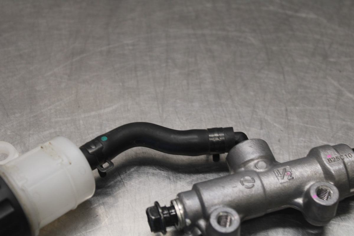 25 KAWASAKI Z900 REAR BACK BRAKE MASTER CYLINDER W RESERVOIR BB928
