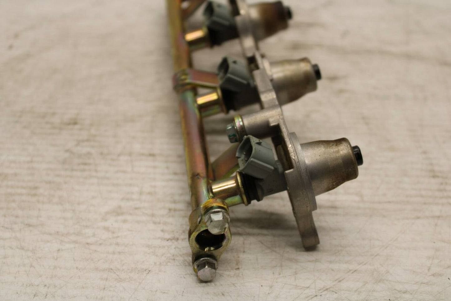 05-06 HONDA CBR600RR SECONDARY FUEL INJECTORS TOP AIRBOX GAS RAIL BB307