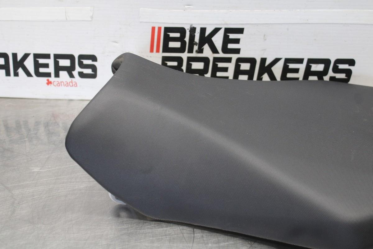 15-26 SUZUKI GSXR600 FRONT DRIVERS SEAT PAD SADDLE PILLION BB888