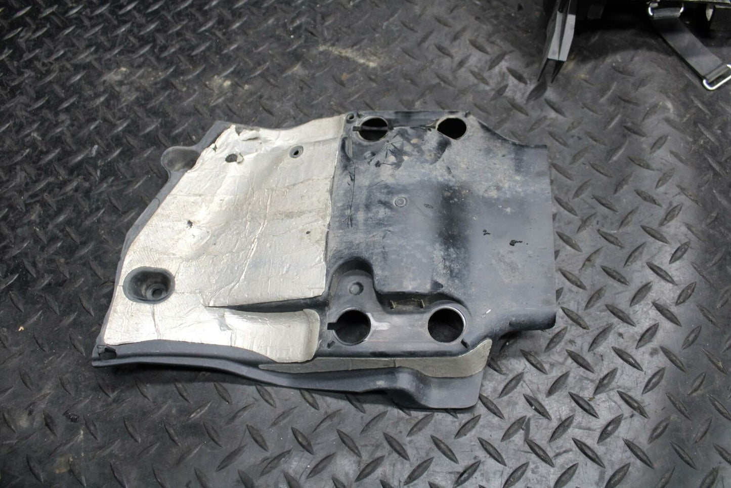 09-14 YAMAHA YZF R1 REAR BACK TAIL UNDERTAIL BATTERY TRAY PLASTIC BB196