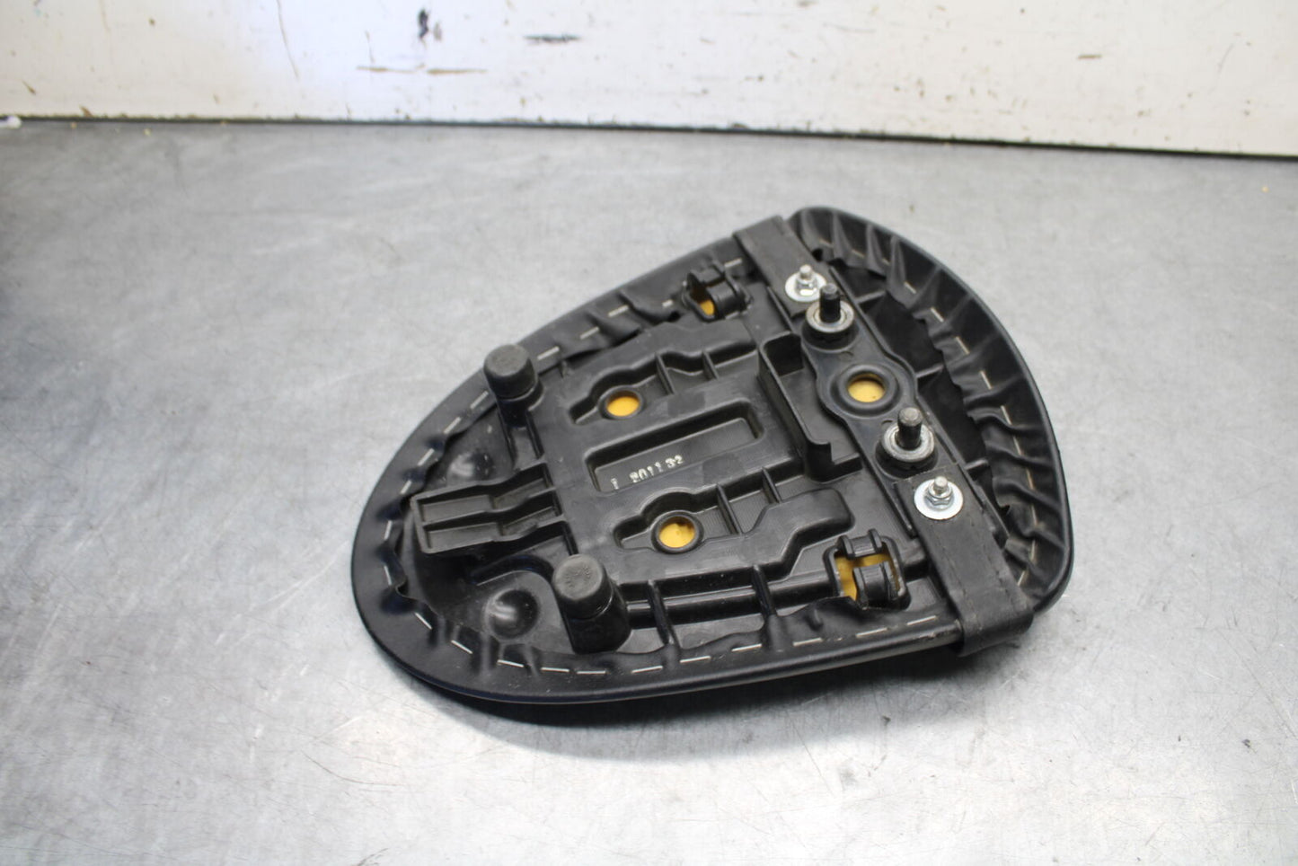 05-06 SUZUKI GSXR1000 REAR BACK PASSENGER TANDEM SEAT PAD SADDLE PILLION BB663