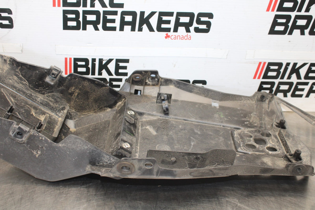 23-26 KAWASAKI NINJA ZX4RR REAR BACK TAIL UNDERTAIL BATTERY TRAY PLASTIC BB898