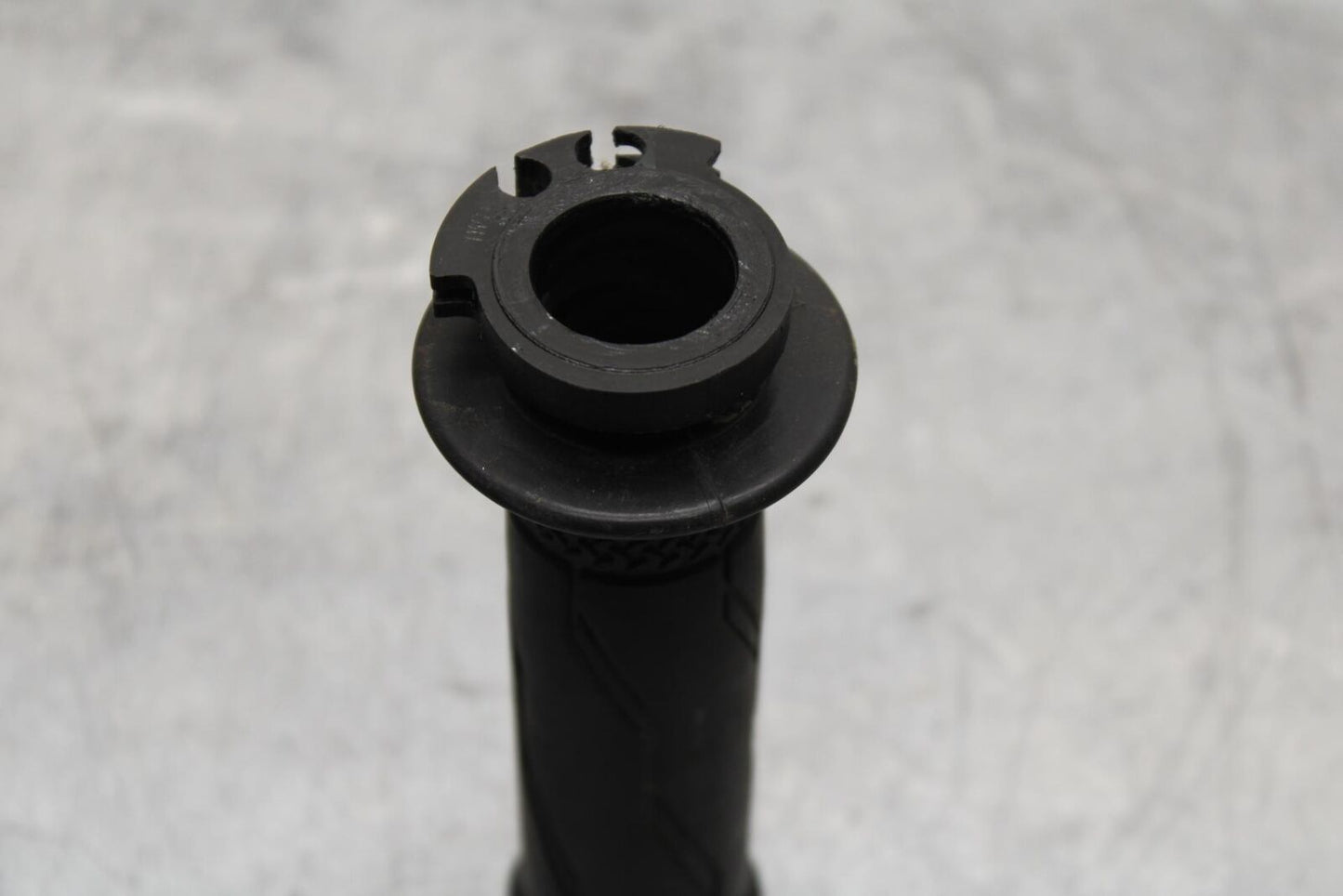19-21 YAMAHA YZF R3 RIGHT THROTTLE GRIP BB588
