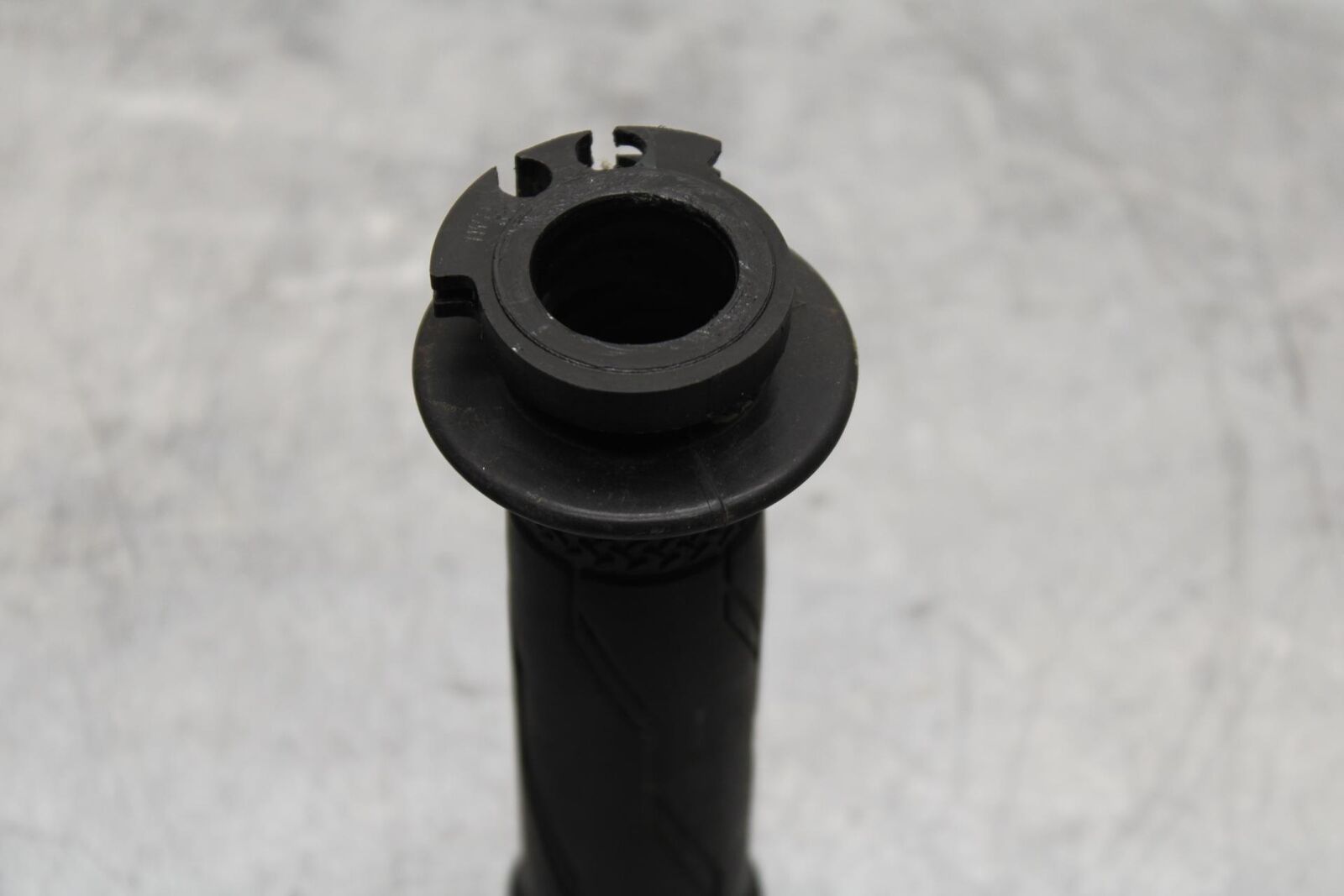 19-21 YAMAHA YZF R3 RIGHT THROTTLE GRIP BB588