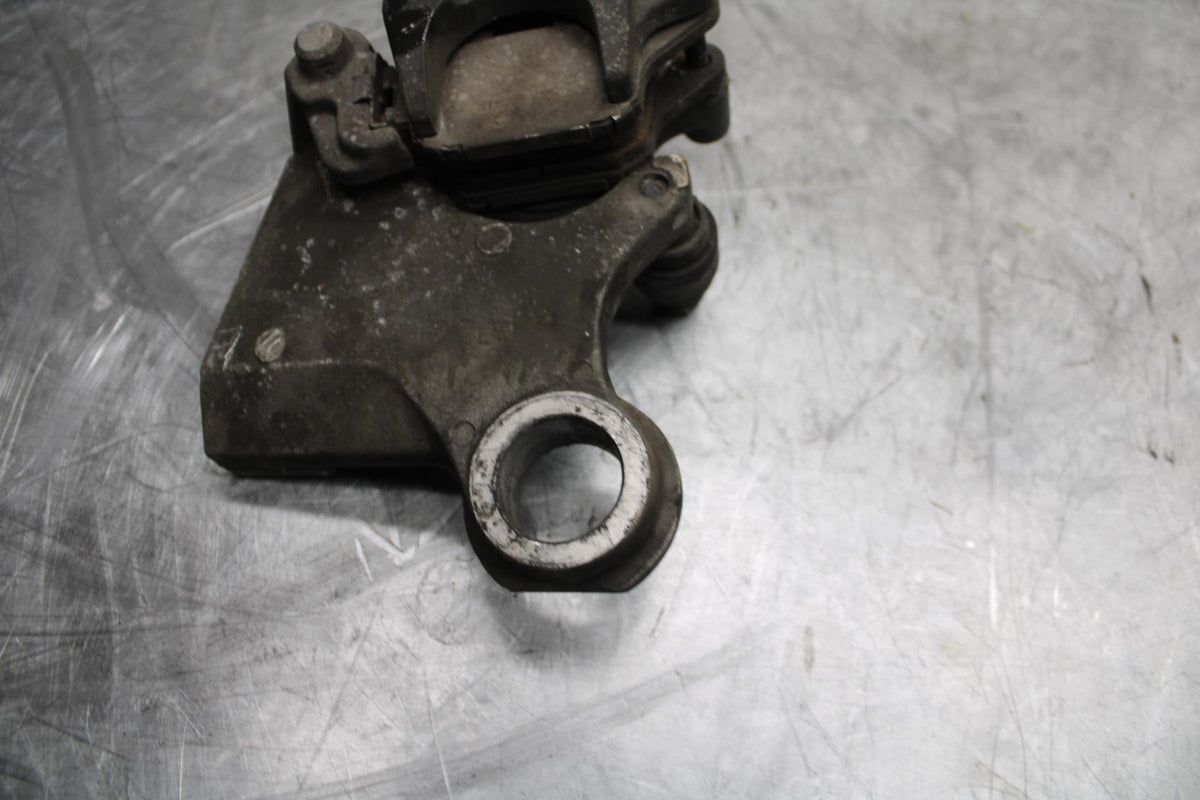 07 YAMAHA YZF R6 REAR BACK BRAKE CALIPER W MOUNT BRACKET 2C0-2580W-00-00 BB495