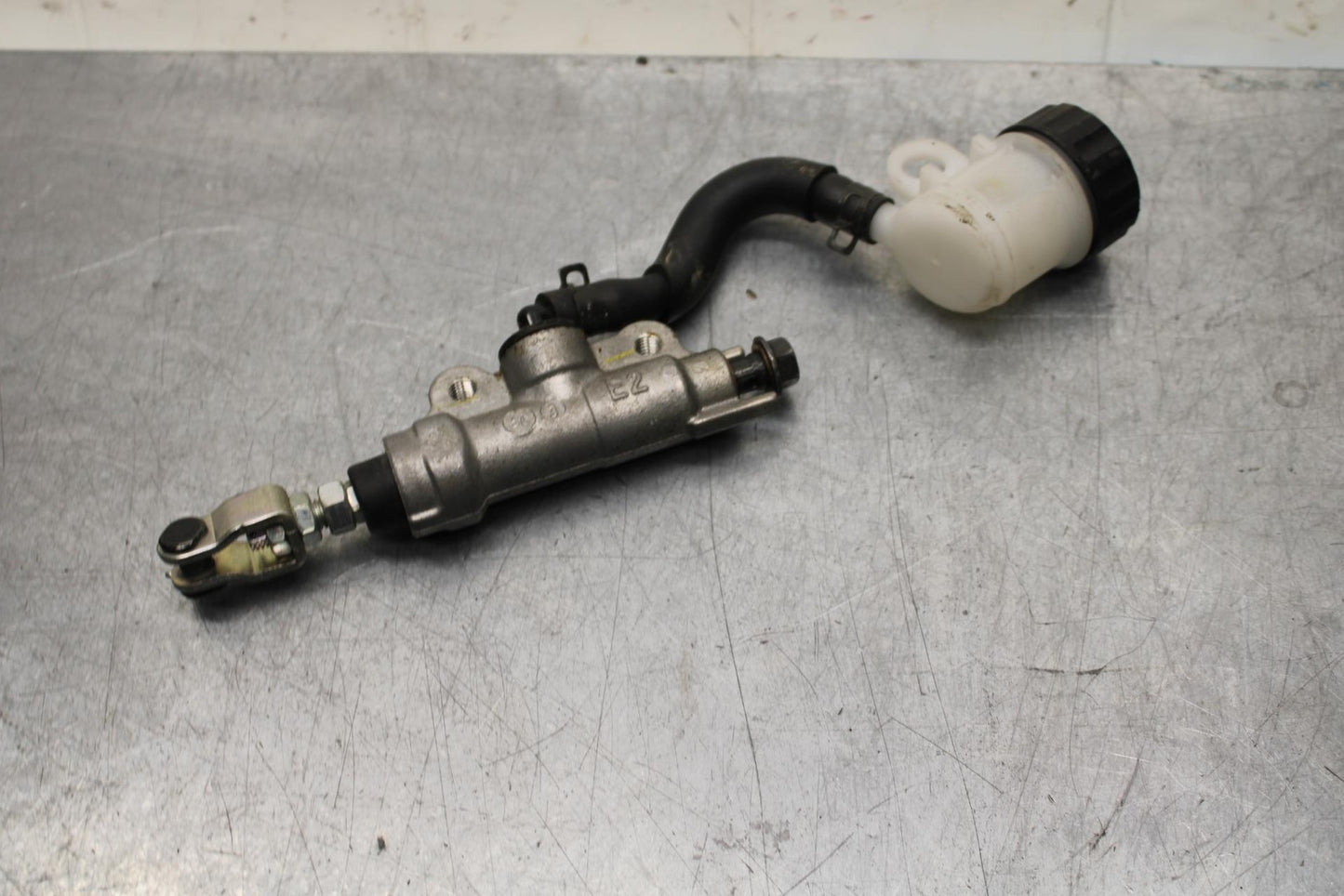 2001 Suzuki GSXR600 REAR BRAKE MASTER CYLINDER W RESERVOIR 69600-33C00 BB584