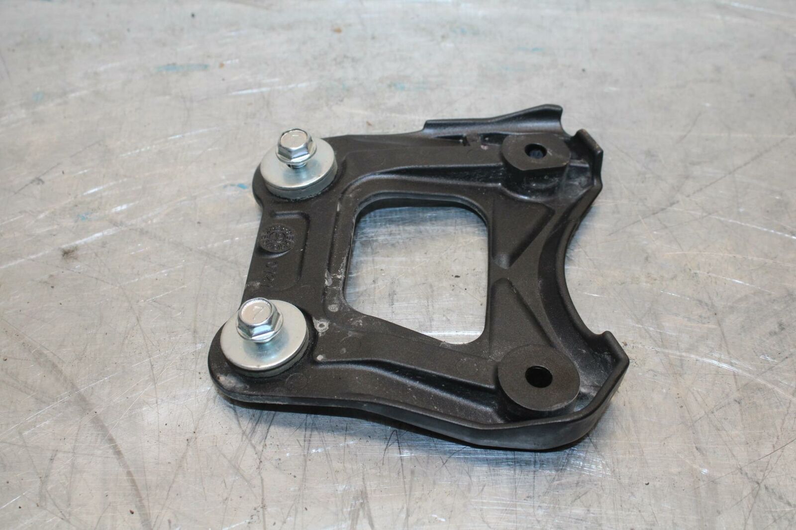19-20 KAWASAKI NINJA ZX6R FRONT GAS TANK BRACKET MOUNT BB407