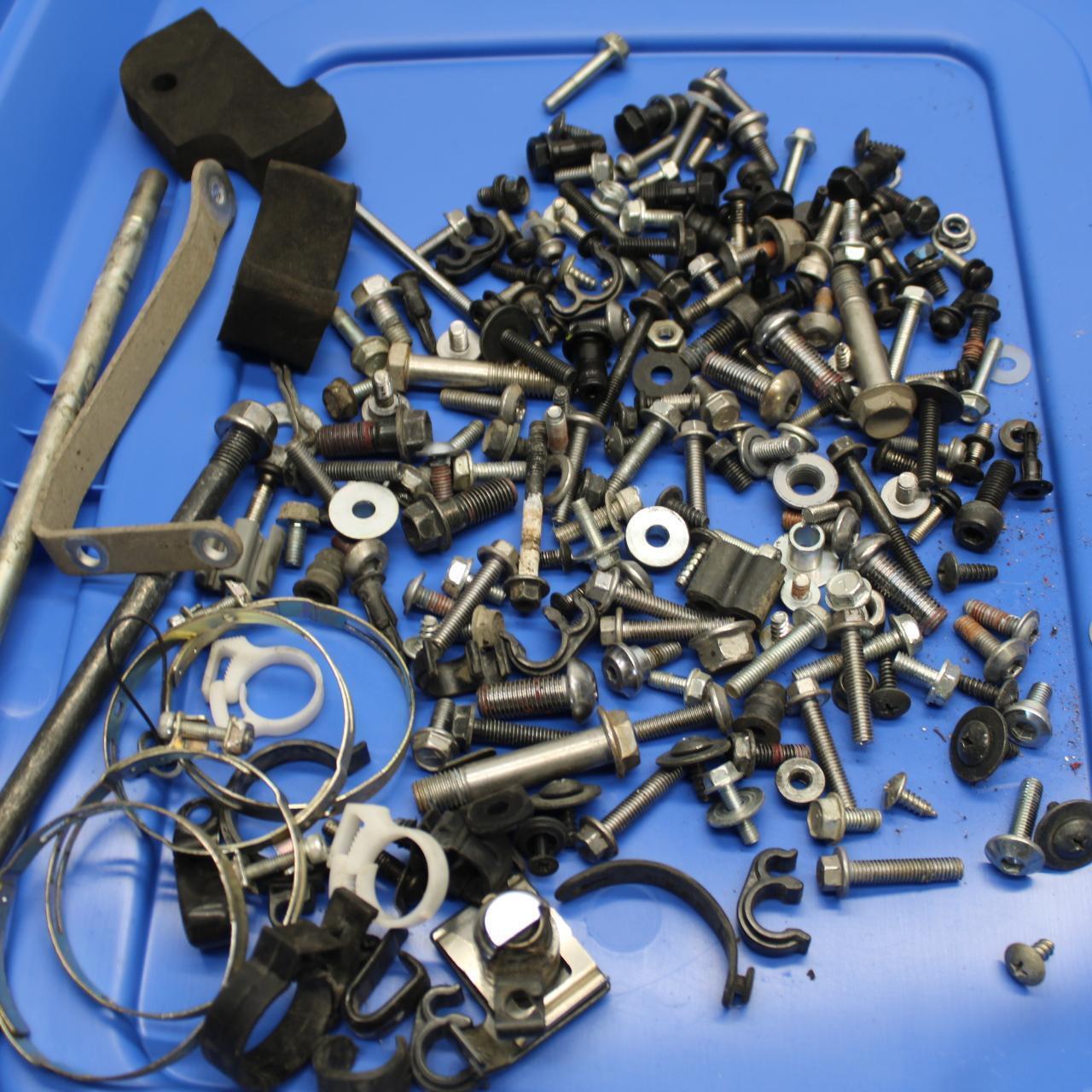 21 KAWASAKI NINJA ZX6R MISCELLANEOUS MOUNTING BOLTS HARDWARE MOTOR SCREWS BB647