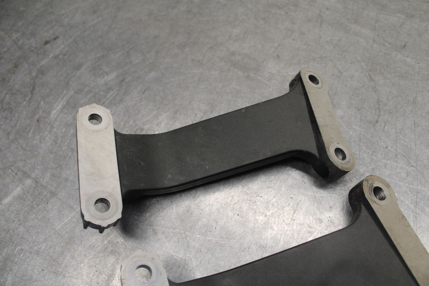 05-06 YAMAHA ROYAL STAR REAR PASSENGER FOOT STEP MOUNT BRACKET BB697