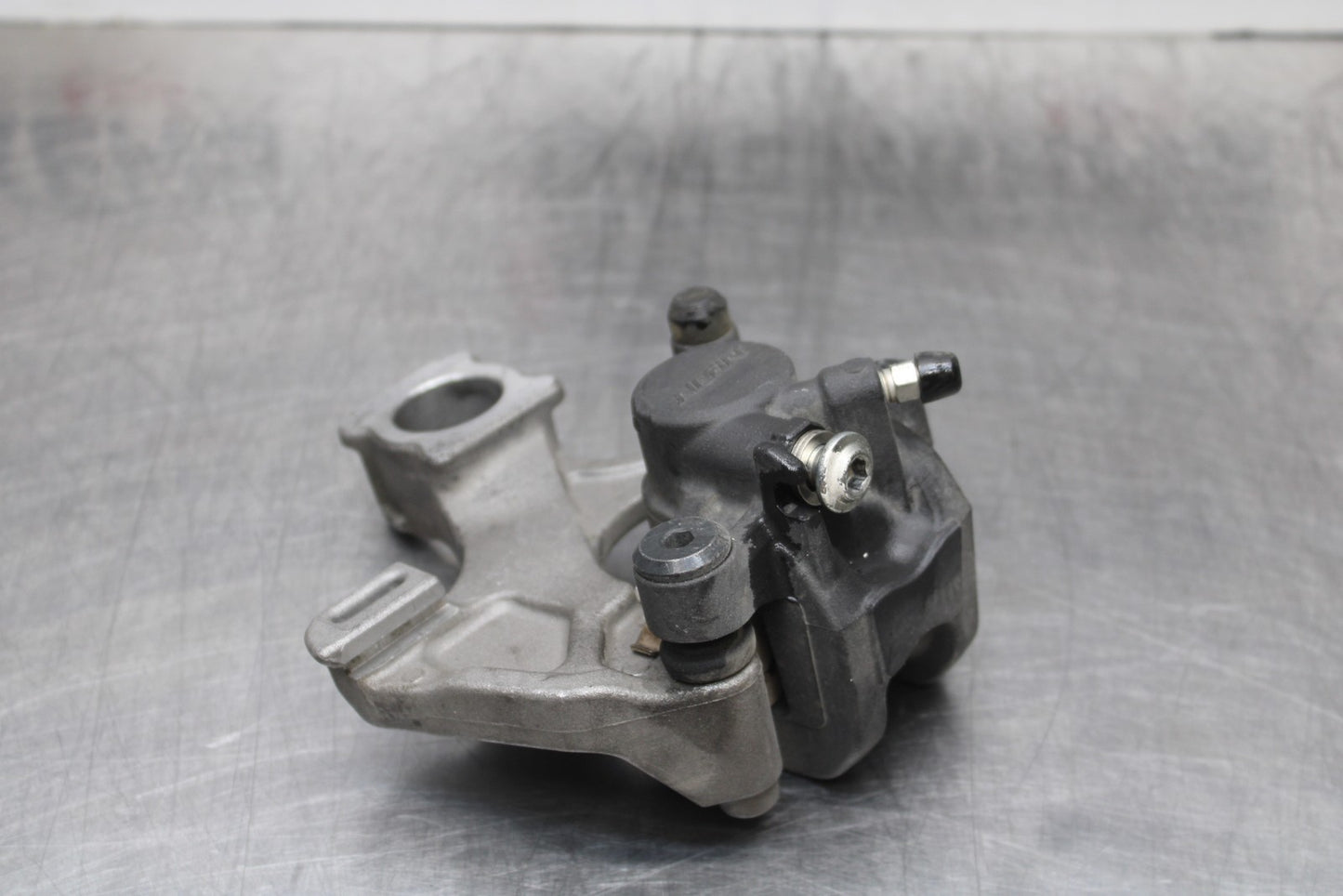 07 SUZUKI GSXR1000 REAR BACK BRAKE CALIPER W MOUNT BRACKET BB770