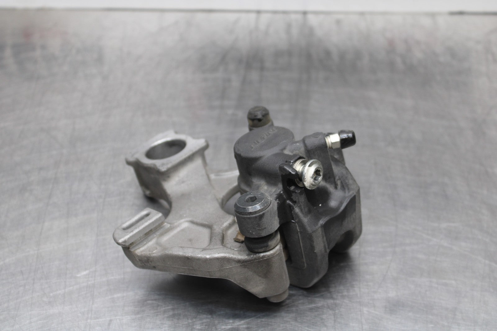 07 SUZUKI GSXR1000 REAR BACK BRAKE CALIPER W MOUNT BRACKET BB770