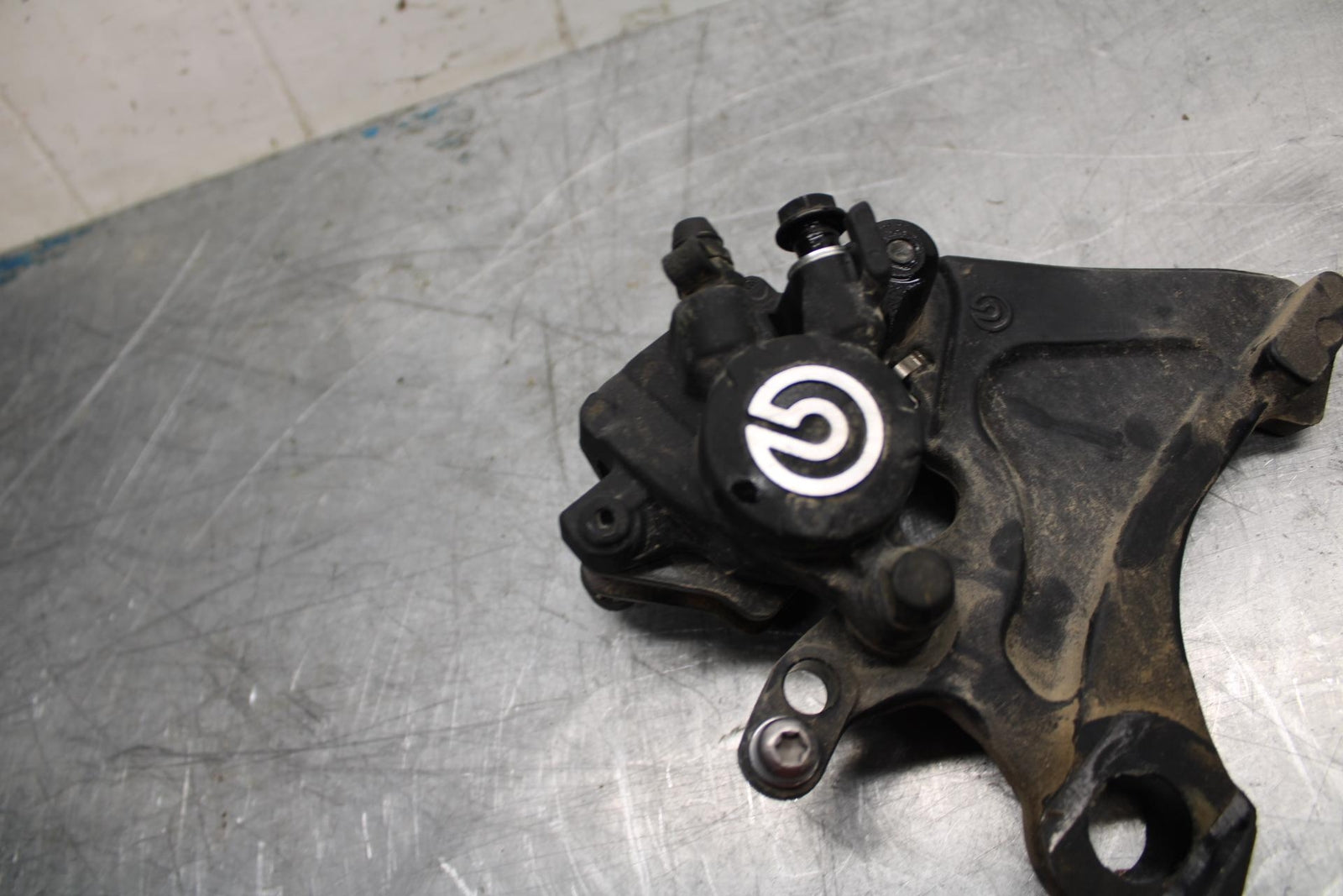17-21 TRIUMPH STREET TRIPPLE R ABS REAR BREMBO  BRAKE CALIPER W  BRACKET bb452