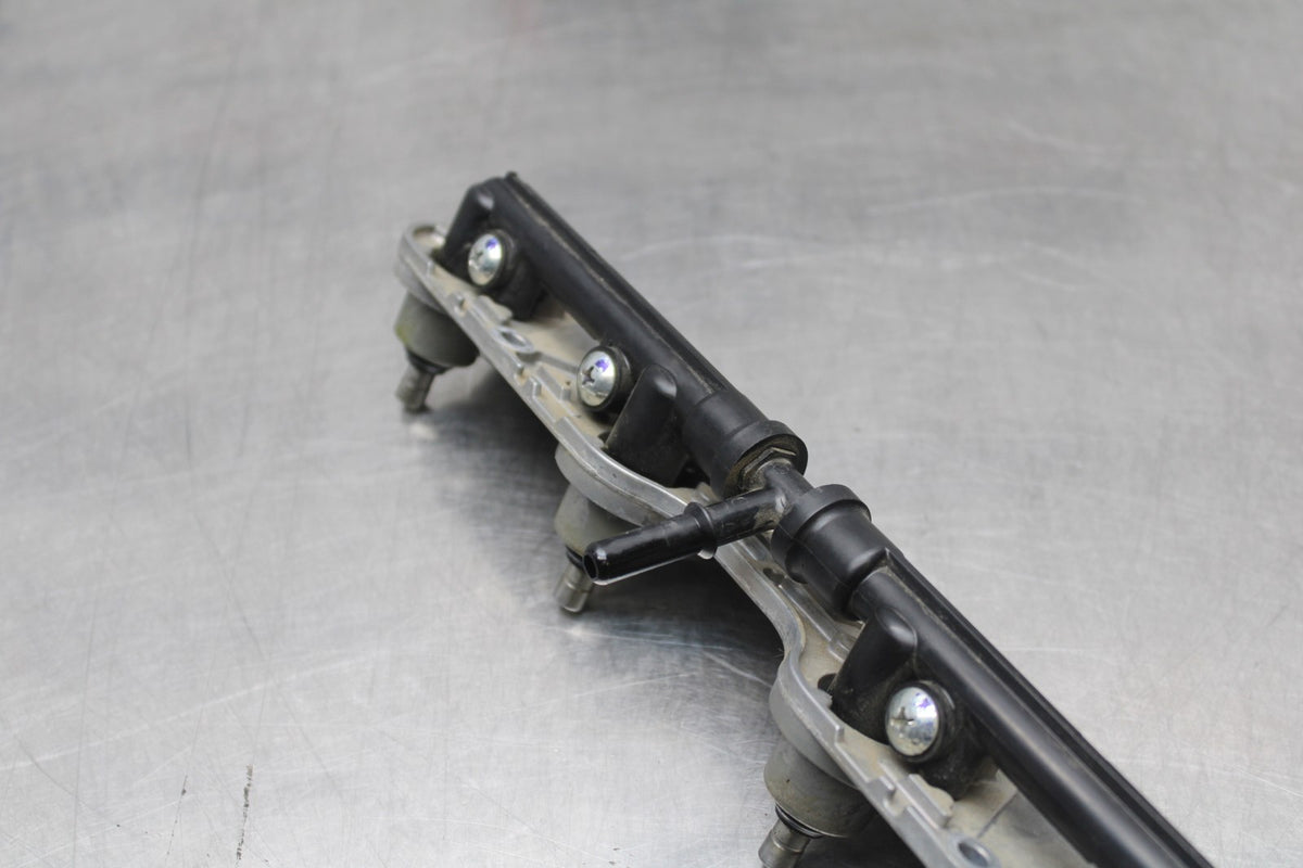 08 KAWASAKI NINJA ZX10R SECONDARY FUEL INJECTORS TOP AIRBOX GAS RAIL BB201