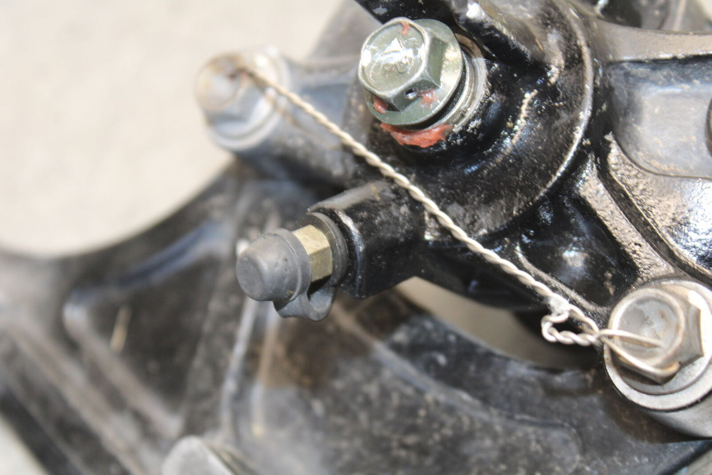 05-06 SUZUKI GSXR1000 REAR BACK BRAKE CALIPER W MOUNT BRACKET BB677