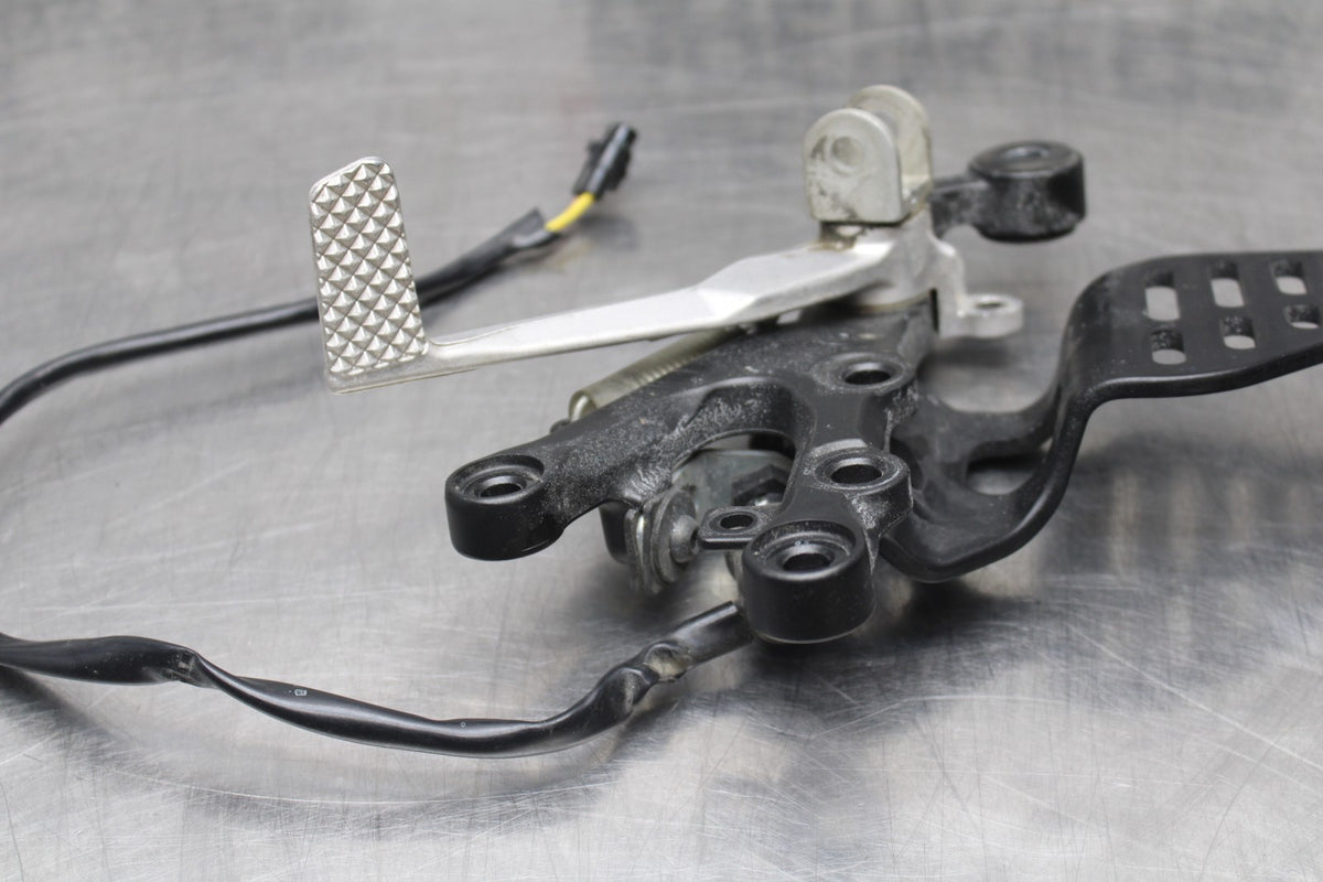 08-16 YAMAHA YZF R6 RIGHT REARSET REAR SET DRIVER FOOT PEG BRACKET MOUNT BB856