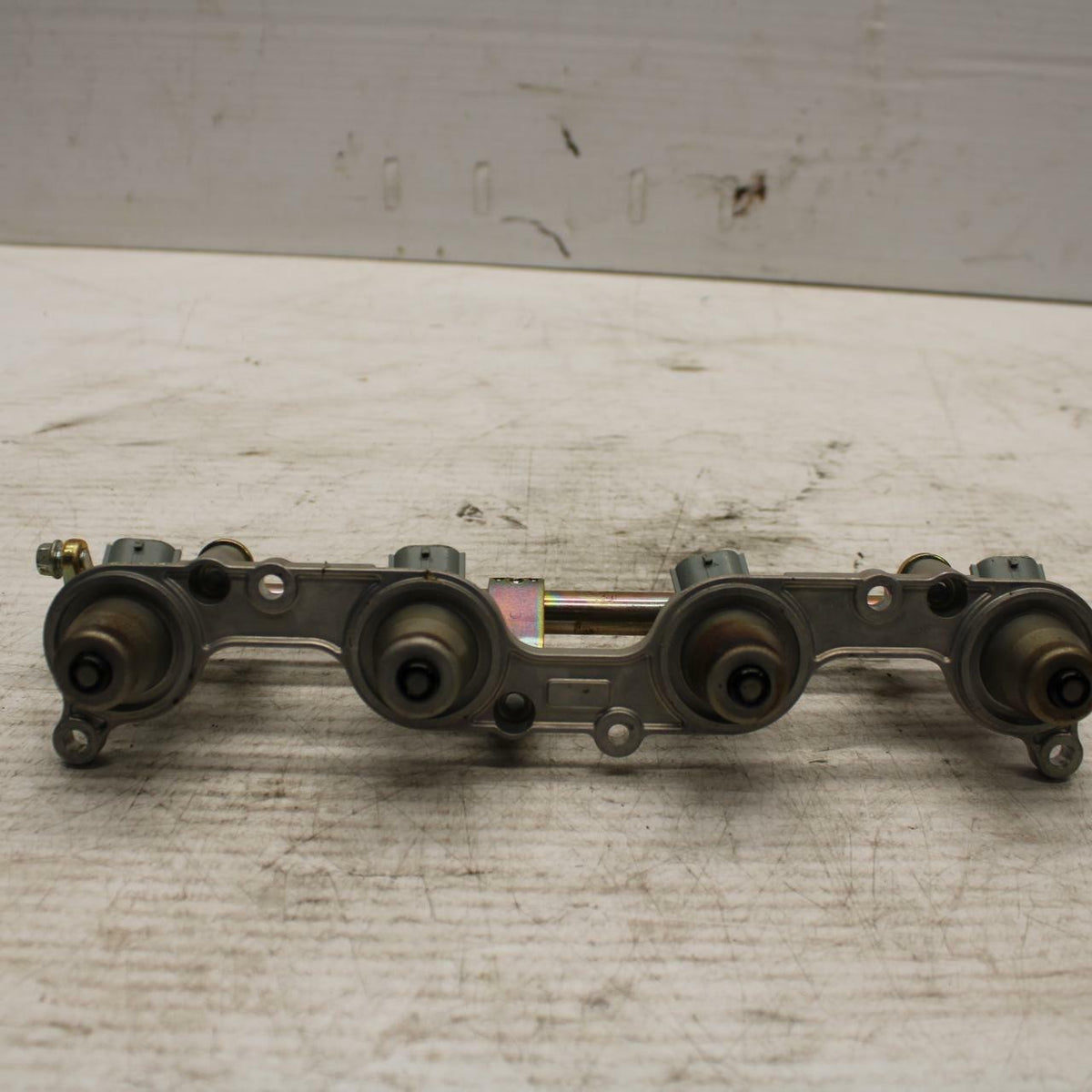 05-06 HONDA CBR600RR SECONDARY FUEL INJECTORS TOP AIRBOX GAS RAIL BB307