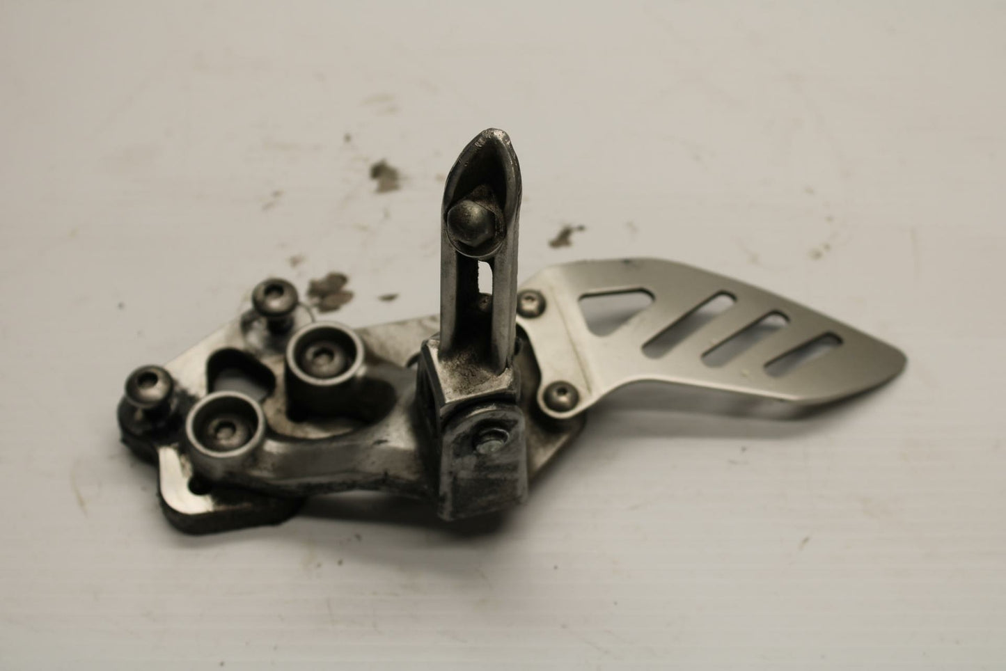 06-07 SUZUKI GSXR600 LEFT REARSET REAR SET DRIVER FOOT PEG REST STOP BB243