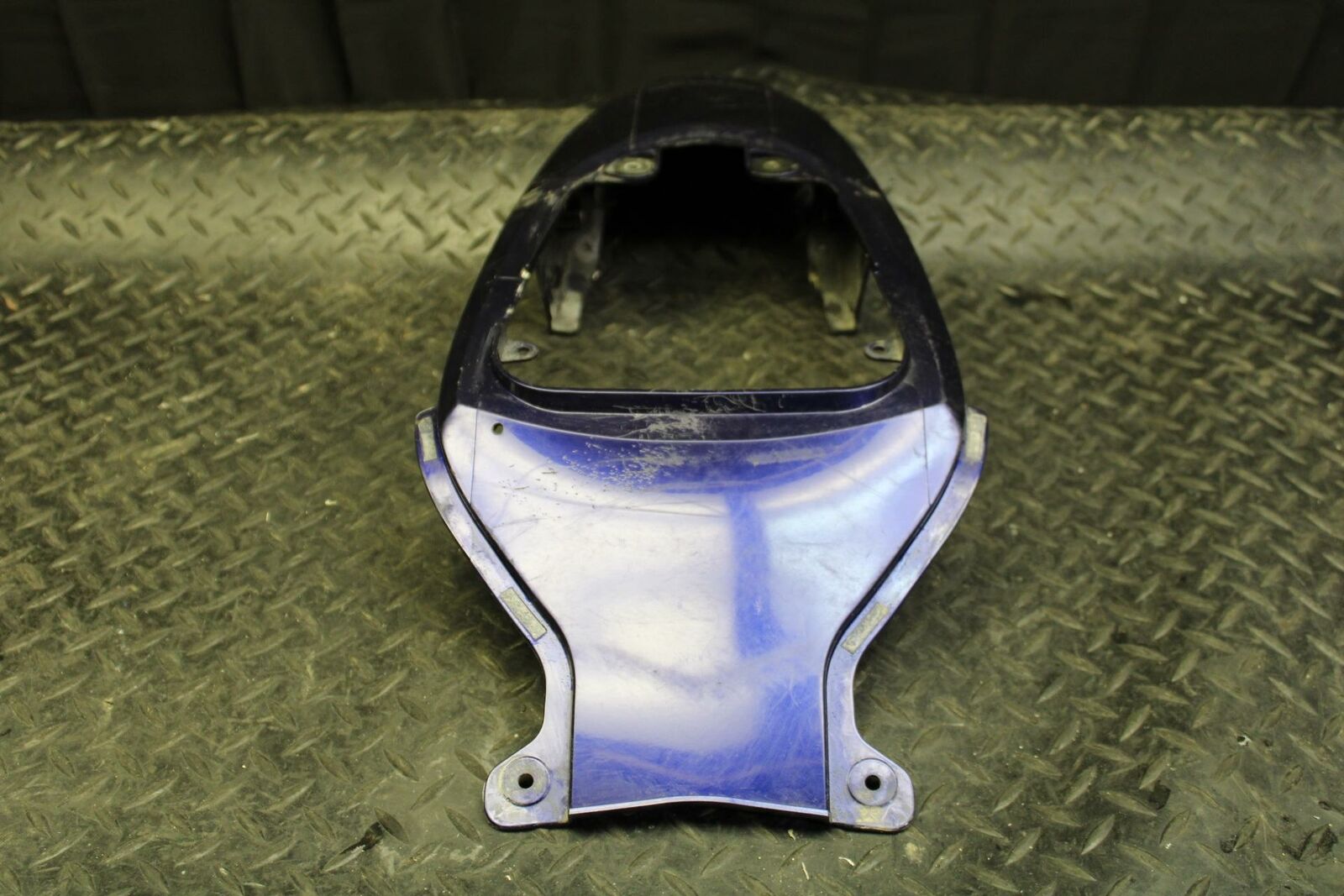 06-07 SUZUKI GSXR750 CENTER REAR BACK TAIL FAIRING COVER TRIM COWL BB188