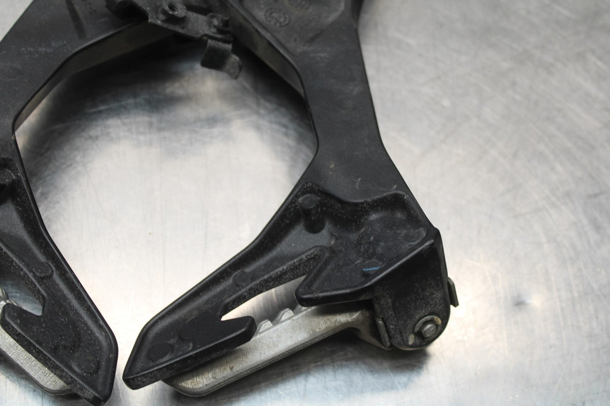 24 KAWASAKI NINJA 500 ABS REAR BACK PASSENGER PEG SET PAIR BB818