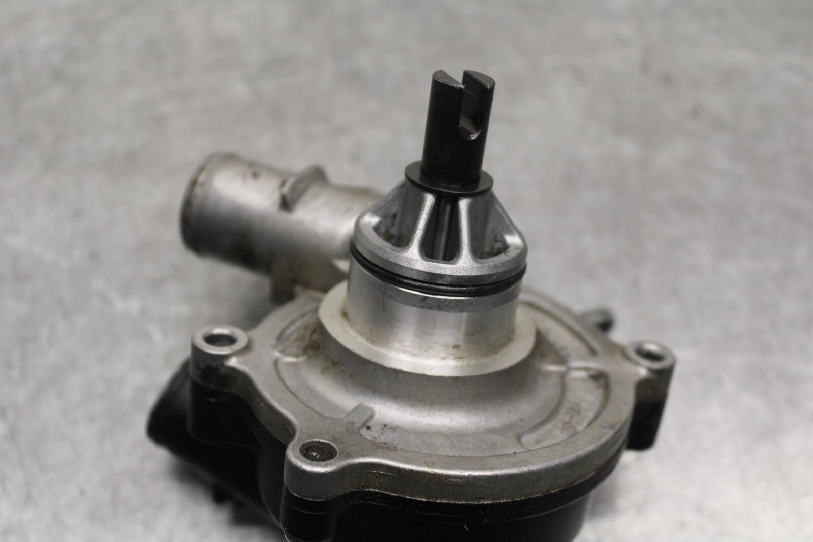 06-07 SUZUKI GSXR750 ENGINE WATER COOLANT PUMP  17400-01H00 BB670