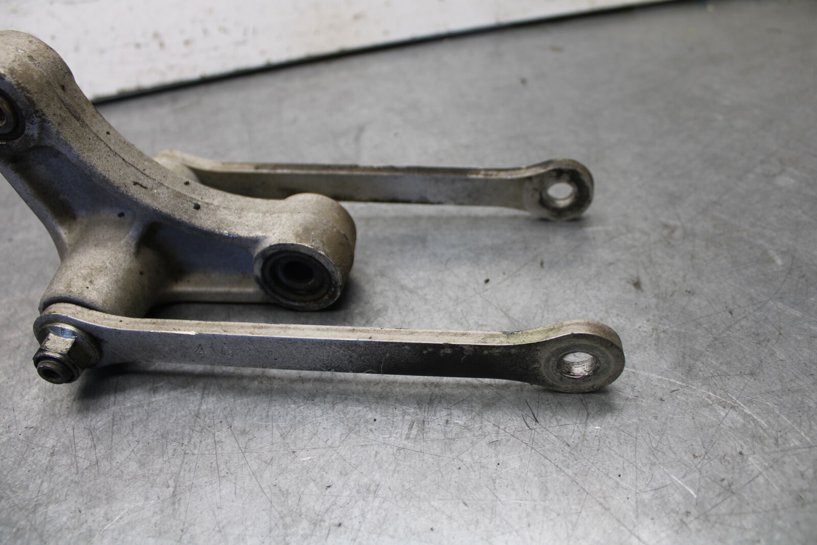 05-06 SUZUKI GSXR1000 REAR DOGBONE SHOCK LINKAGE LINK 62600-41810 BB663