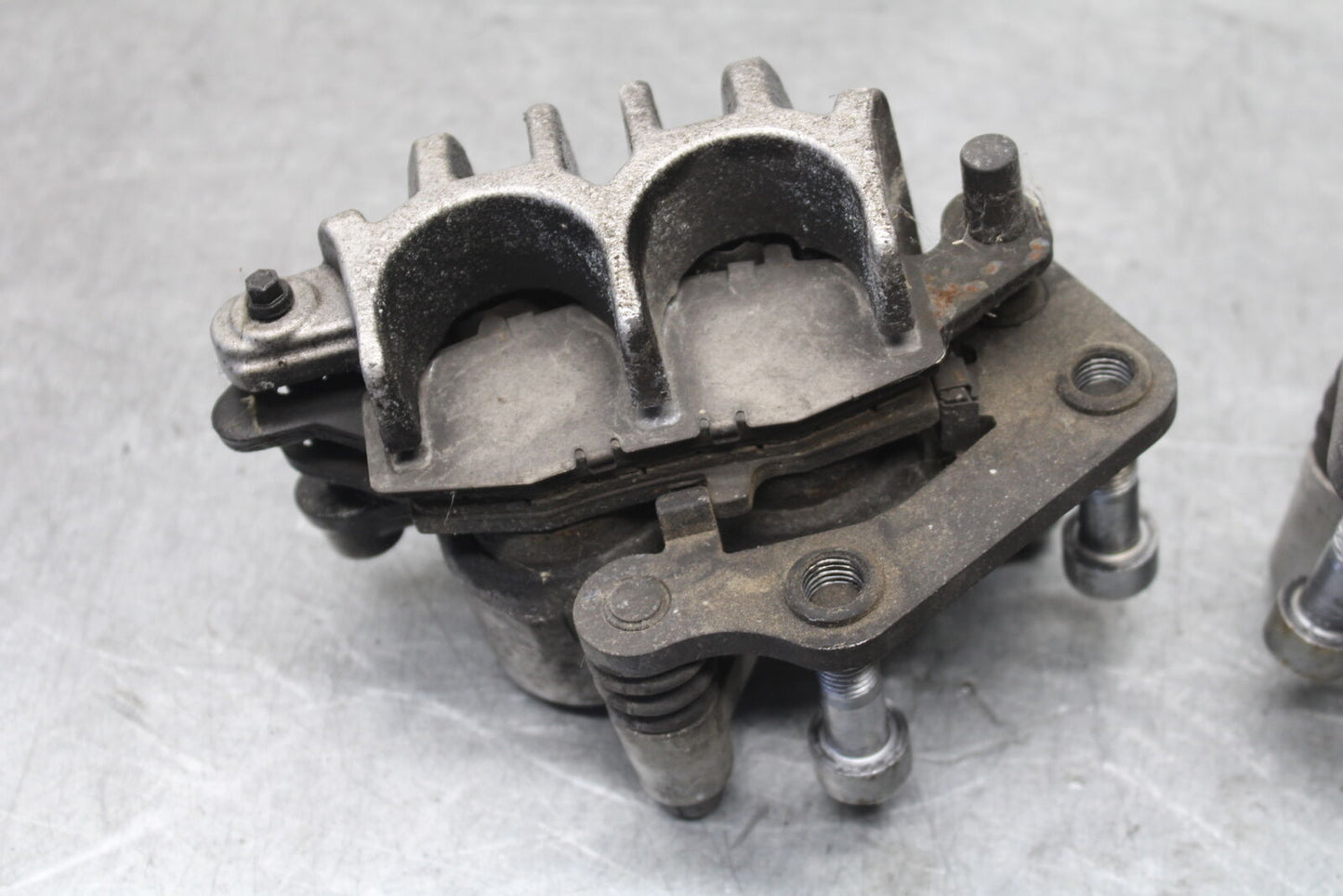 05-09 SUZUKI BOULEVARD C90 RIGHT LEFT FRONT BRAKE CALIPER SET PAIR BB692