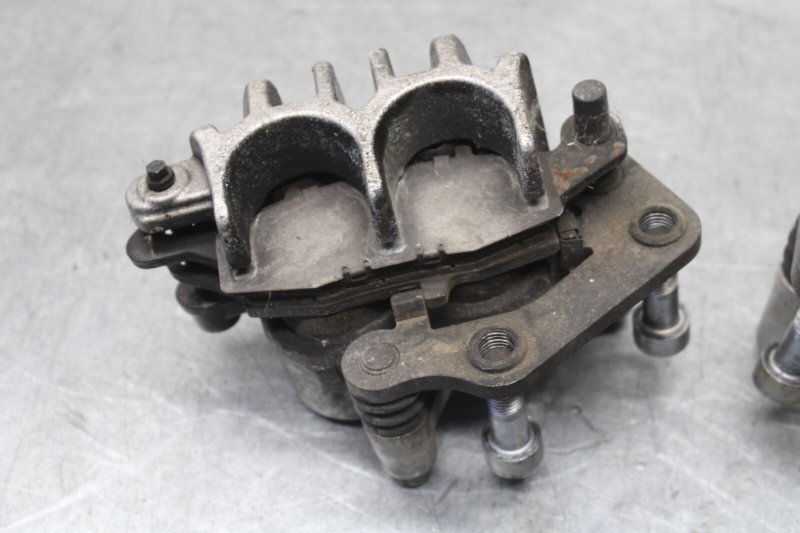 05-09 SUZUKI BOULEVARD C90 RIGHT LEFT FRONT BRAKE CALIPER SET PAIR BB692