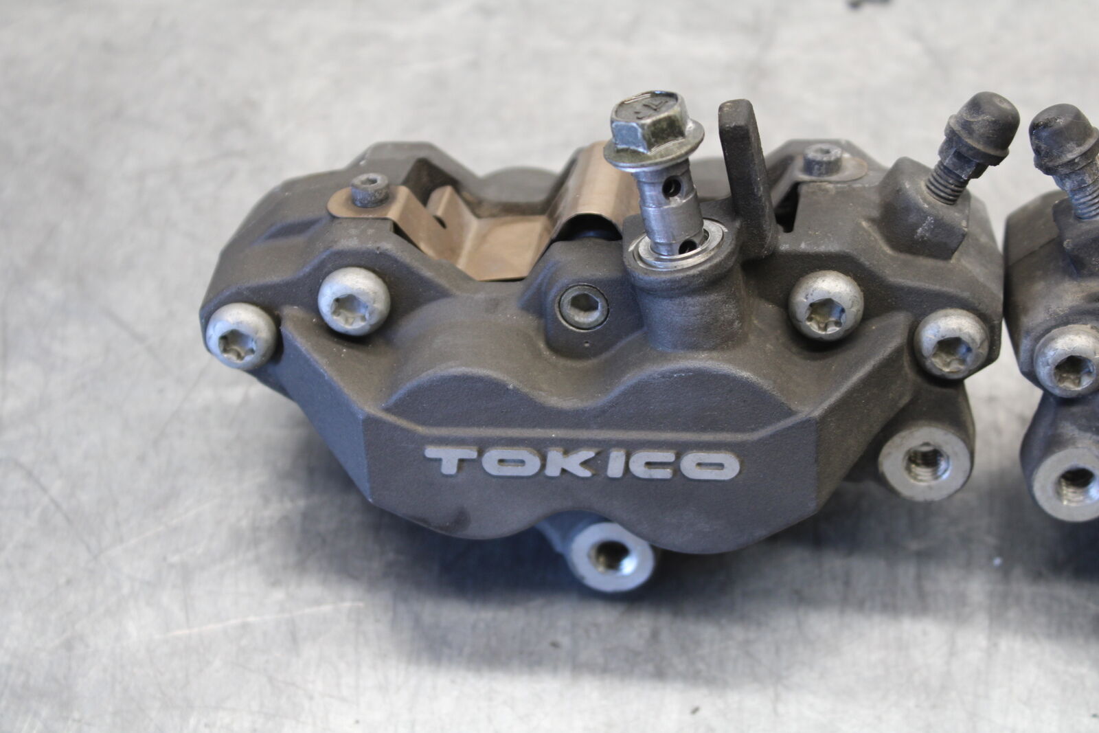 03-07 SUZUKI SV1000S RIGHT LEFT FRONT BRAKE CALIPER SET PAIR CALIPERS BB657