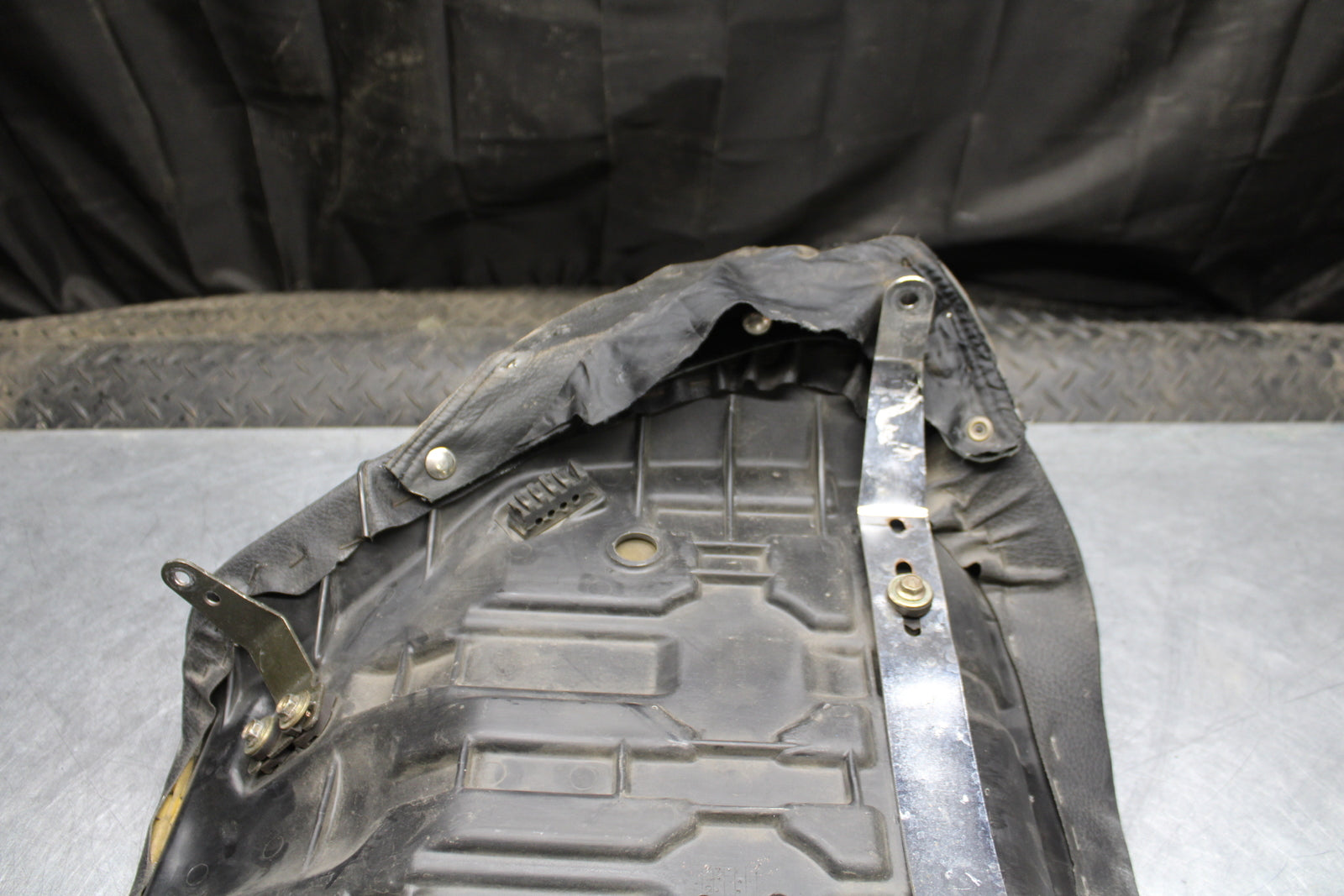 00 SUZUKI INTRUDER 1500 VL1500 FRONT DRIVERS SEAT BB761